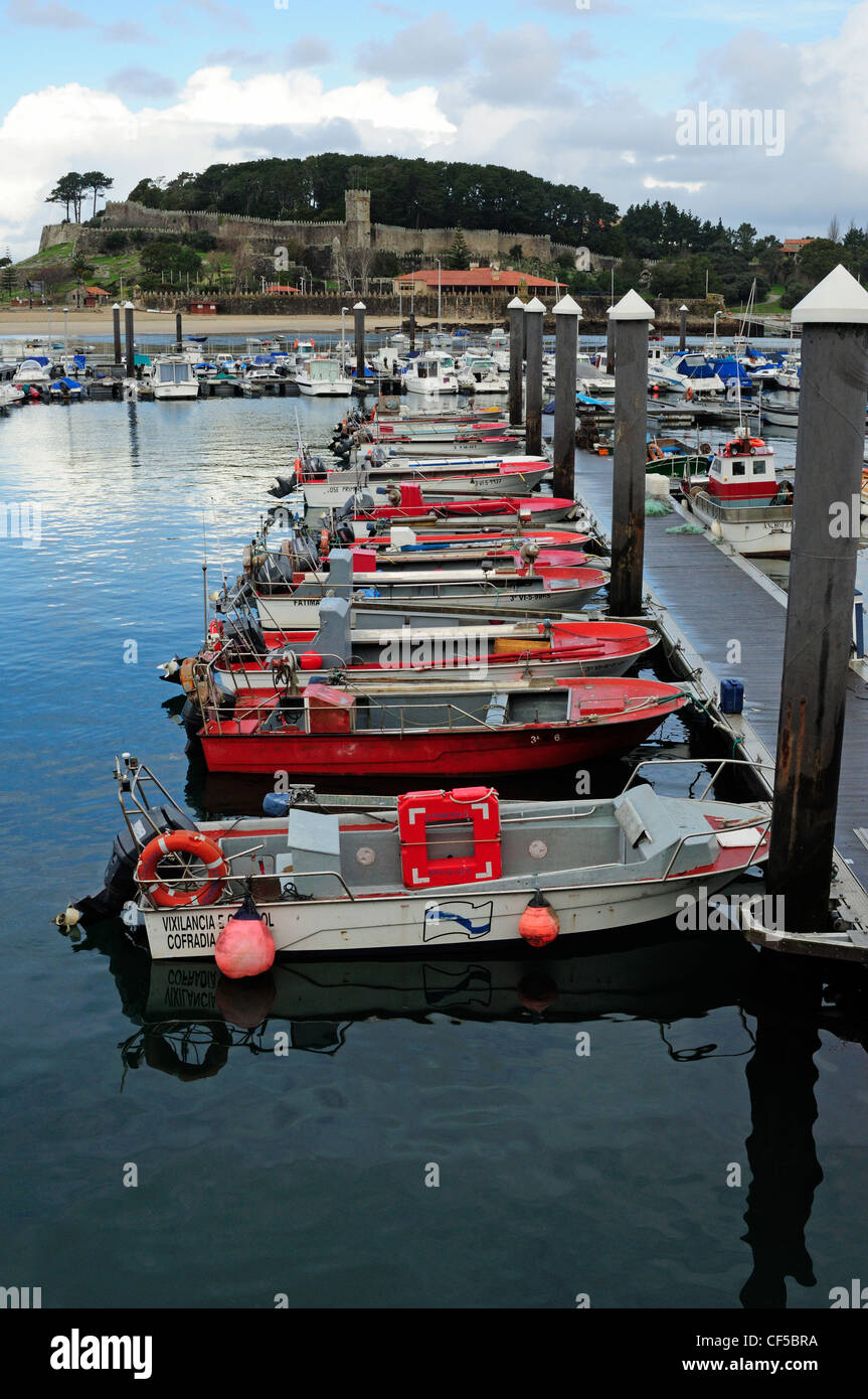 Tradizionali barche da pesca in Baiona e Monte Castello Reale sullo sfondo. La Galizia, Spagna Foto Stock