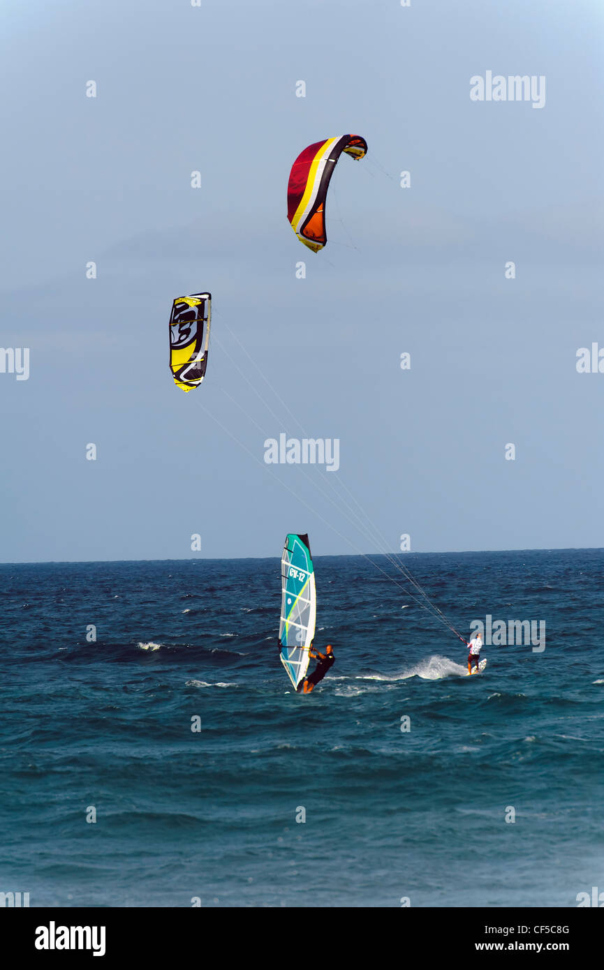 Surfer presso la spiaggia di Ponta Preta, Sal, Isole di Capo Verde, Africa Foto Stock