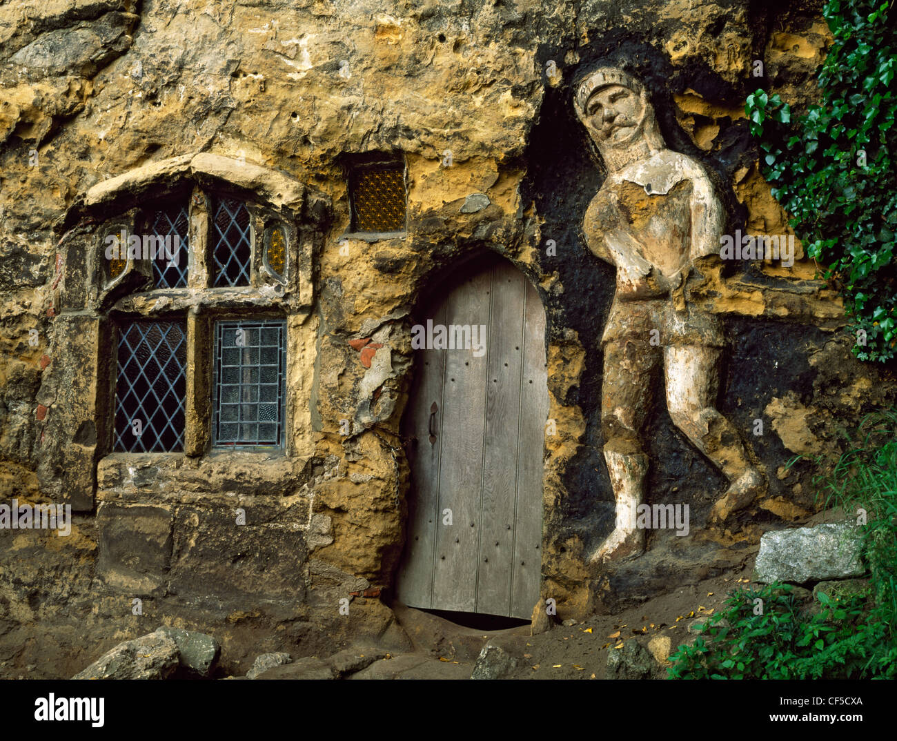 L'edicola la cappella della Madonna della rupe fu fondata nel 1408 da Giovanni Mason. La porta alla grotta nella scogliera Foto Stock