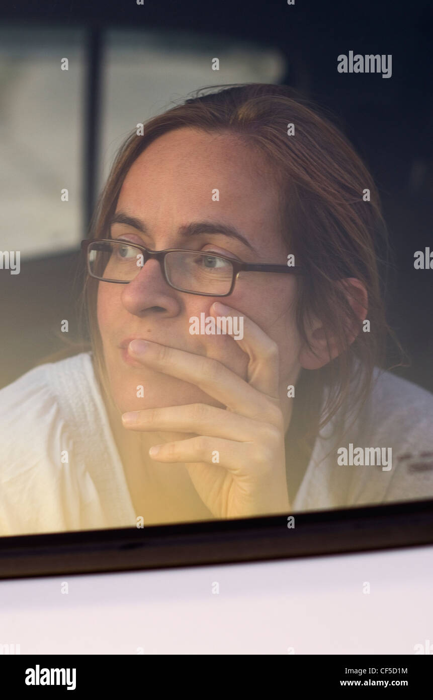 Grecia Isole Ionie, Itaca, Donna guardando dalla finestra auto, sorridente, close up Foto Stock