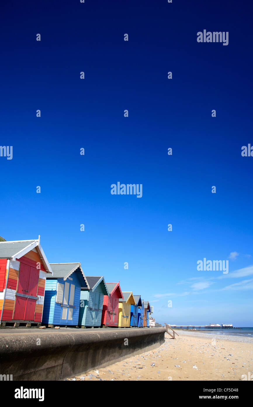 In legno colorato lungomare beachuts Cromer town, Costa North Norfolk, Inghilterra, Regno Unito Foto Stock