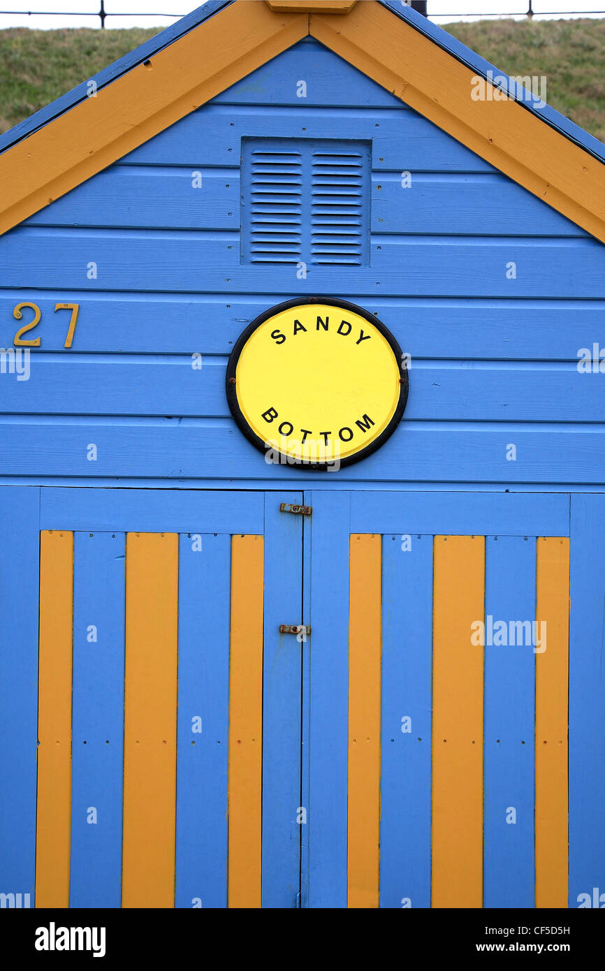 In legno colorato lungomare beachut Cromer town, Costa North Norfolk, Inghilterra, Regno Unito Foto Stock