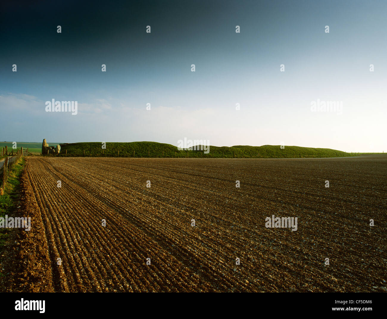Una vista di profilo della entrata in pietra della facciata e il tumulo di terracotta di West Kennet Long Barrow, una tomba chambered che corre per oltre 1 Foto Stock