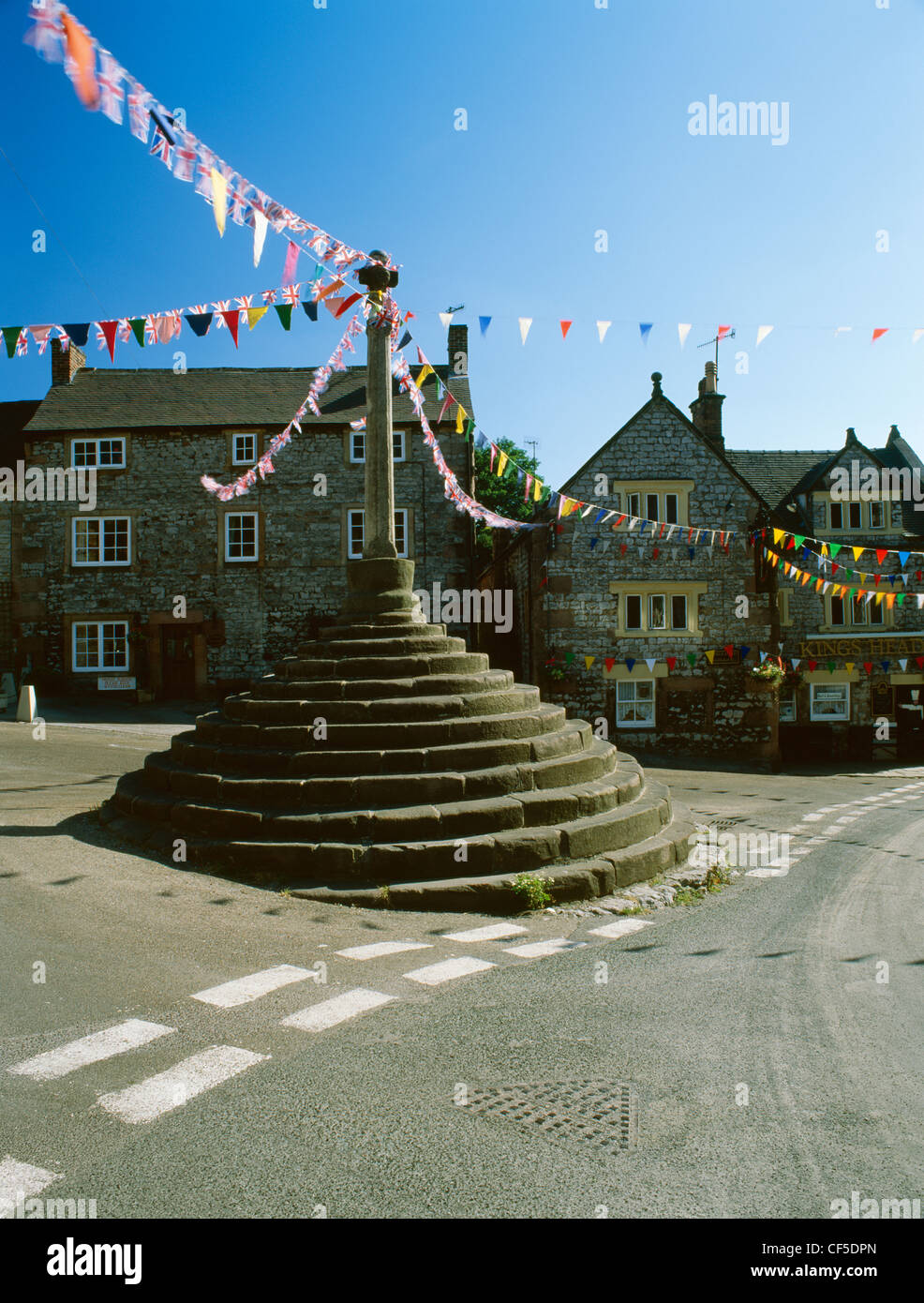 La croce di mercato e King's Head pub decorate con bunting per il borgo ben medicazioni in agosto. Foto Stock