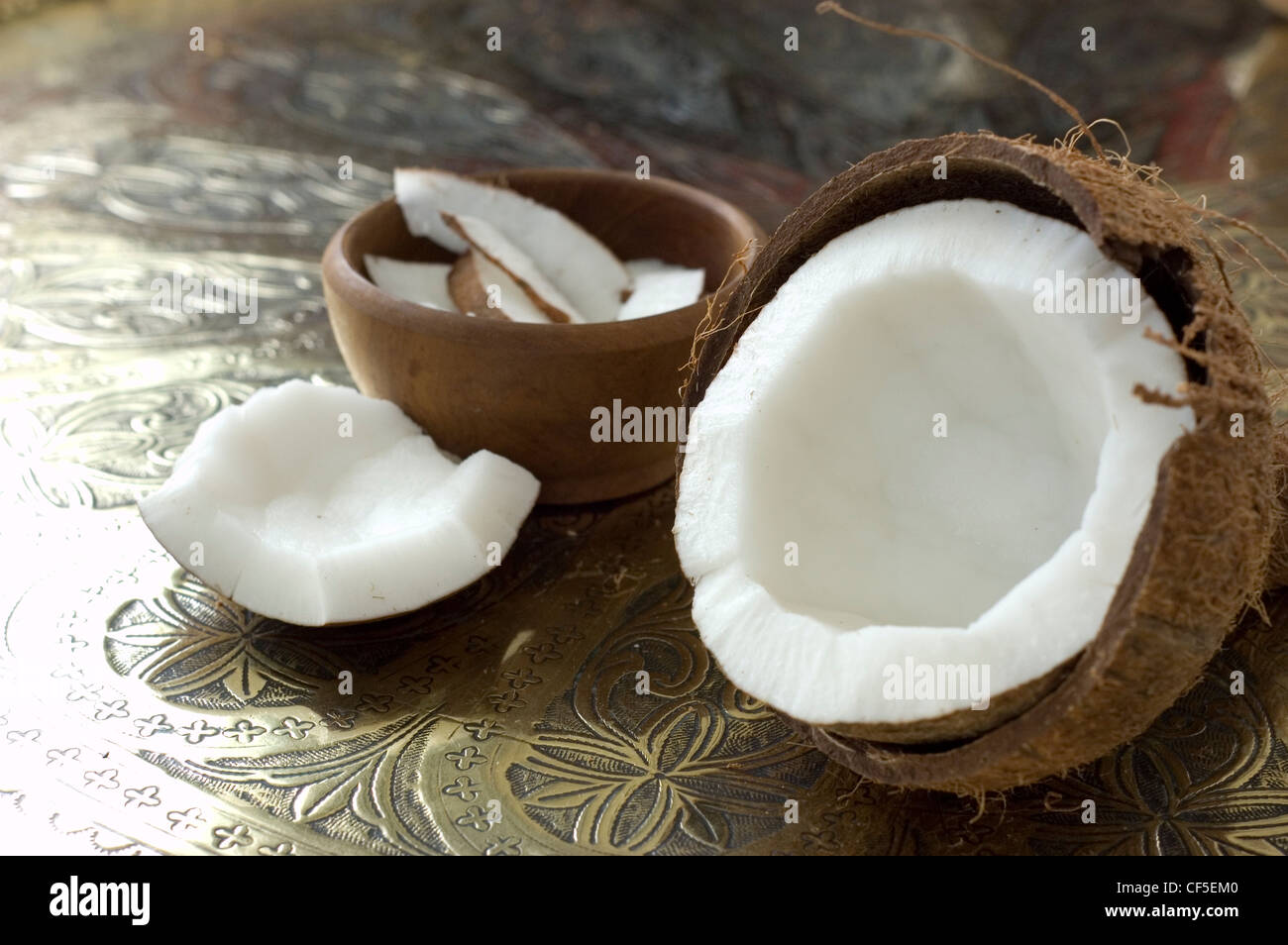 Cocco fresco su uno stile marocchino geometrica vassoio in ottone Foto Stock