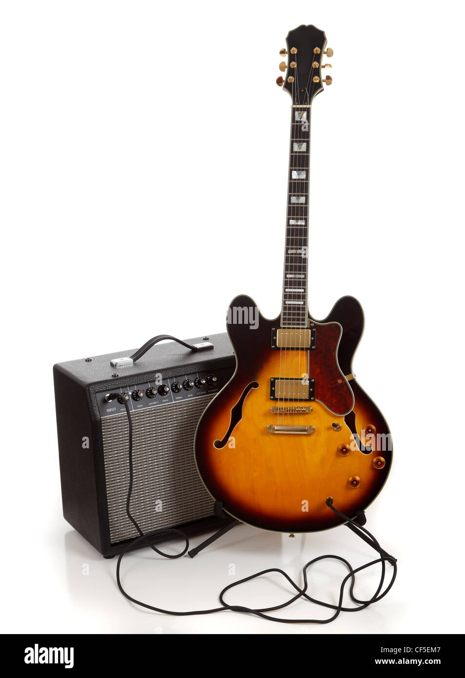 Una chitarra elettrica e amplificatore su sfondo bianco Foto Stock