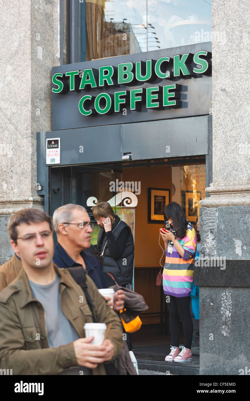 Un Starbucks Coffee shop nel centro di Madrid, Spagna. Foto Stock