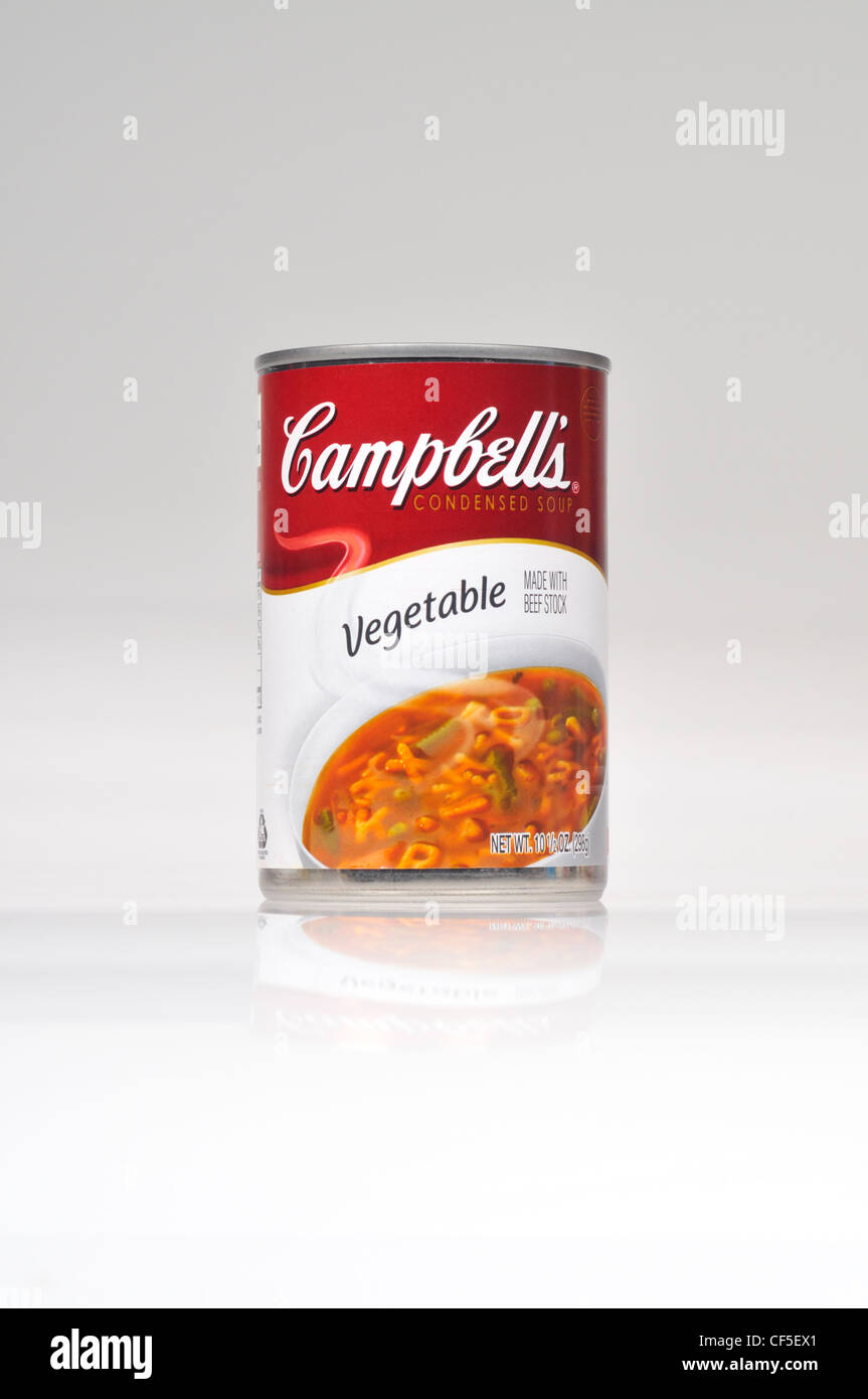 Stagno non aperti di Campbell's zuppa di verdure su sfondo bianco tagliato fuori degli Stati Uniti. Foto Stock