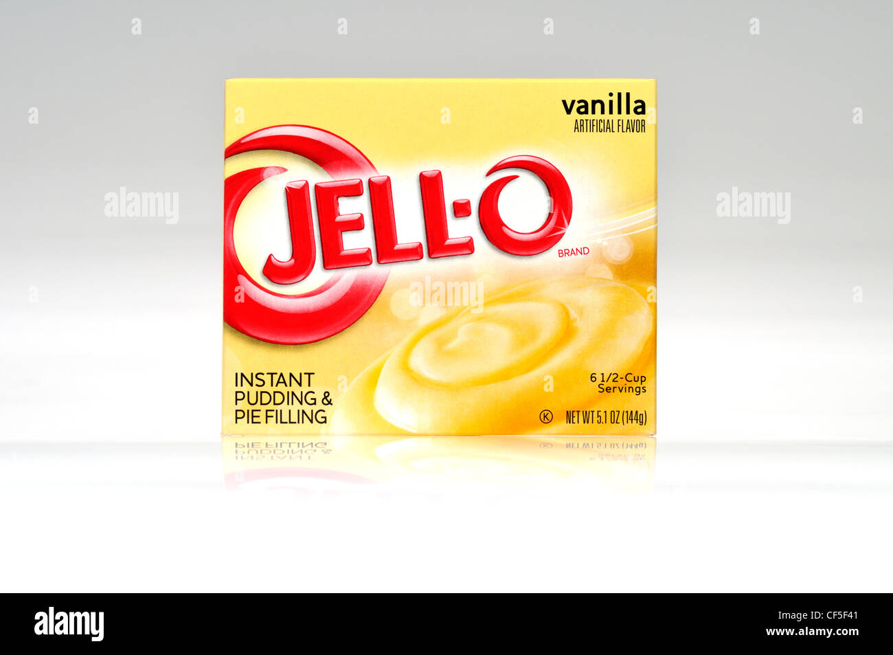 Un pacchetto di jella o jell-o budini istantanei e torta il riempimento di aroma vaniglia su sfondo bianco tagliato fuori degli Stati Uniti. Foto Stock