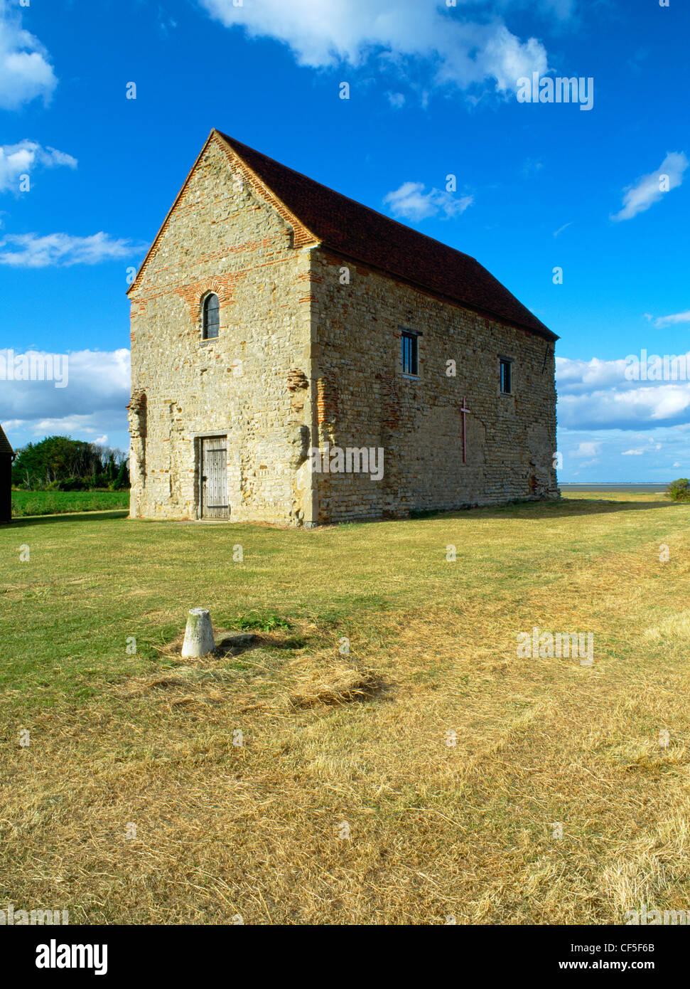 La navata centrale della Basilica di San Pietro 7th-secolo cappella, costruita di riutilizzare materiali romani sul sito di Othona Roman Fort. Si è formata una parte di S Foto Stock