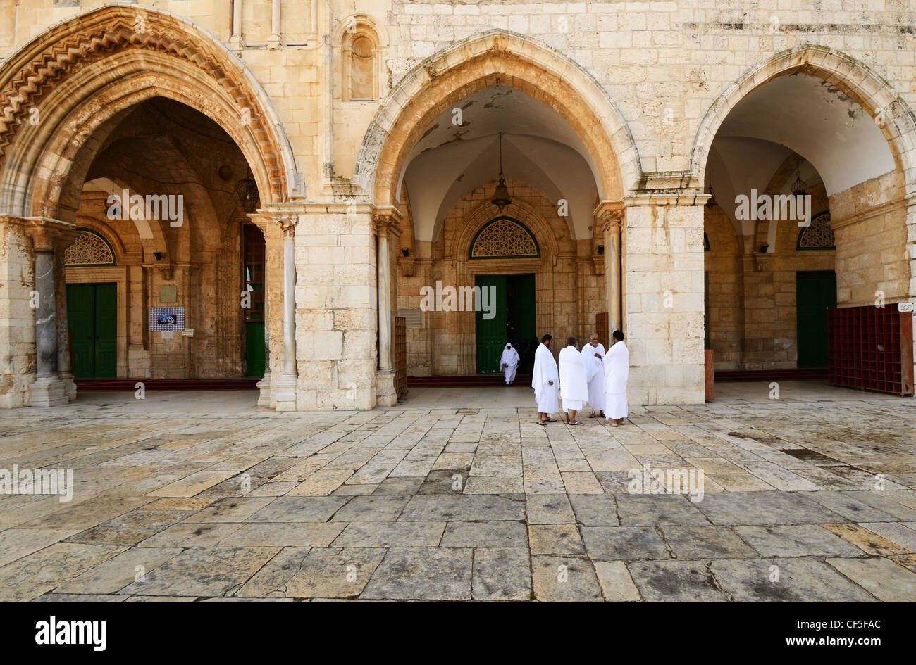Musulmani pellegrini nella parte anteriore della moschea Al Aqsa a Gerusalemme, Israele. Foto Stock