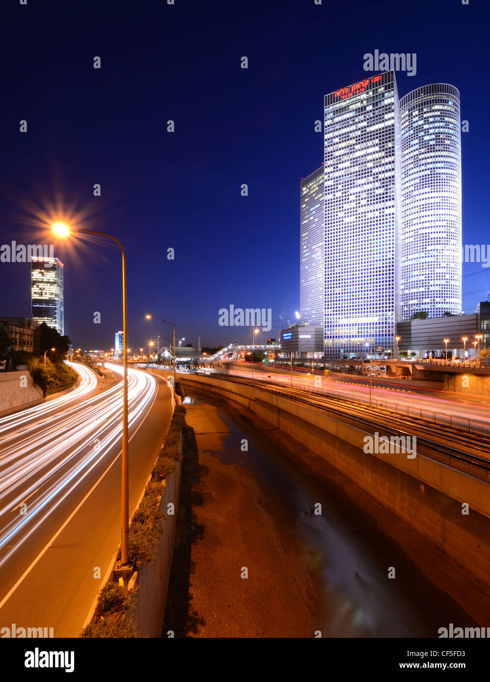 Ramat Gan, Tel Aviv, Israele cityscape al crepuscolo. Foto Stock