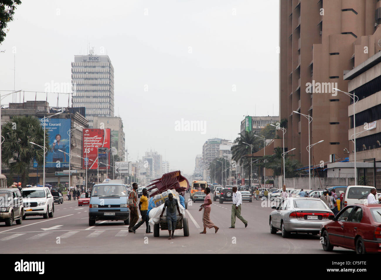 Guardando verso il basso la trafficata Boulevard du 30 juin dalla Place De La Gare, la più grande strada nella città di Kinshasa. Foto Stock