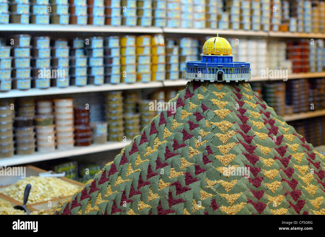 Spice tumulo con piccolo modello della Cupola della roccia nel Souq di Gerusalemme, Israele. Foto Stock