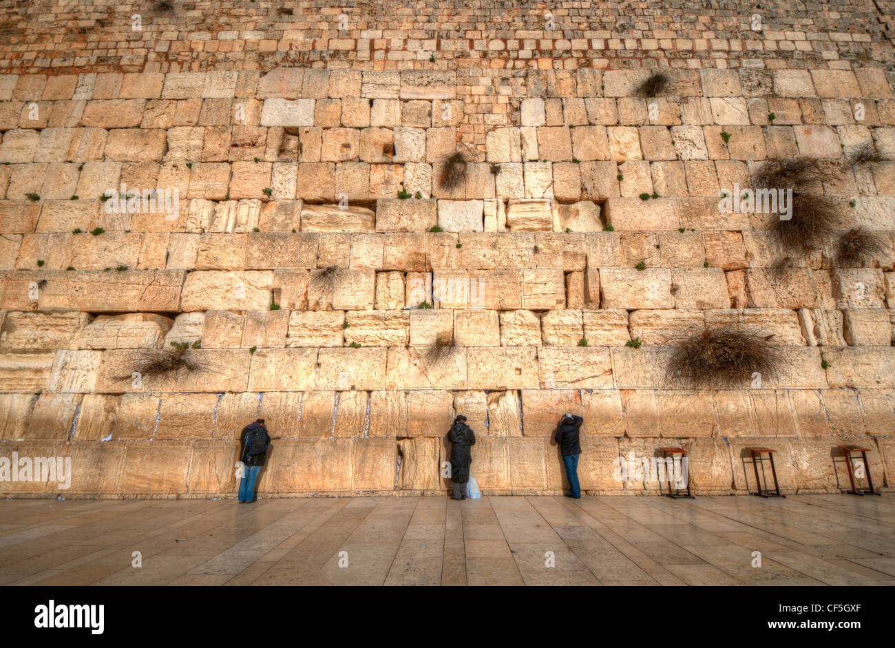 Adoratori presso il Muro occidentale nella città vecchia di Gerusalemme, Israele, il sito più sacro nel giudaismo. Foto Stock
