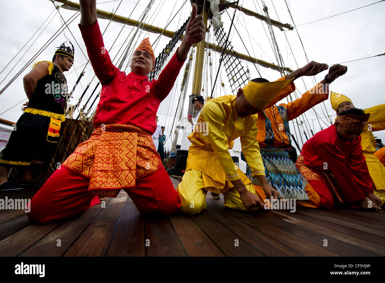 I marinai indonesiani eseguono una danza tradizionale per accogliere il personale militare degli Stati Uniti a bordo della nave della Marina indonesiana, KRI Dewaruci, presso la base militare Joint Pearl Harbor-Hickam, Hawaii. Il KRI Dewaruci, arrivato a JBPHH il 29 febbraio 2012, per una breve visita al porto mentre si perviene sulla terraferma degli Stati Uniti. Dewaruci ha iniziato la sua crociera da Surabaya, Giava Est, Indonesia il 14 gennaio, come parte dell'operazione Internazionale Sail (OpSail) 2012 per commemorare il bicentenario della guerra del 1812. Foto Stock