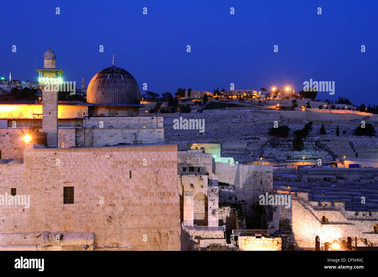 Moschea Al Aqsa, il terzo sito più sacro dell'Islam, con il monte degli Ulivi in background in Gerusalemme, Israele. Foto Stock