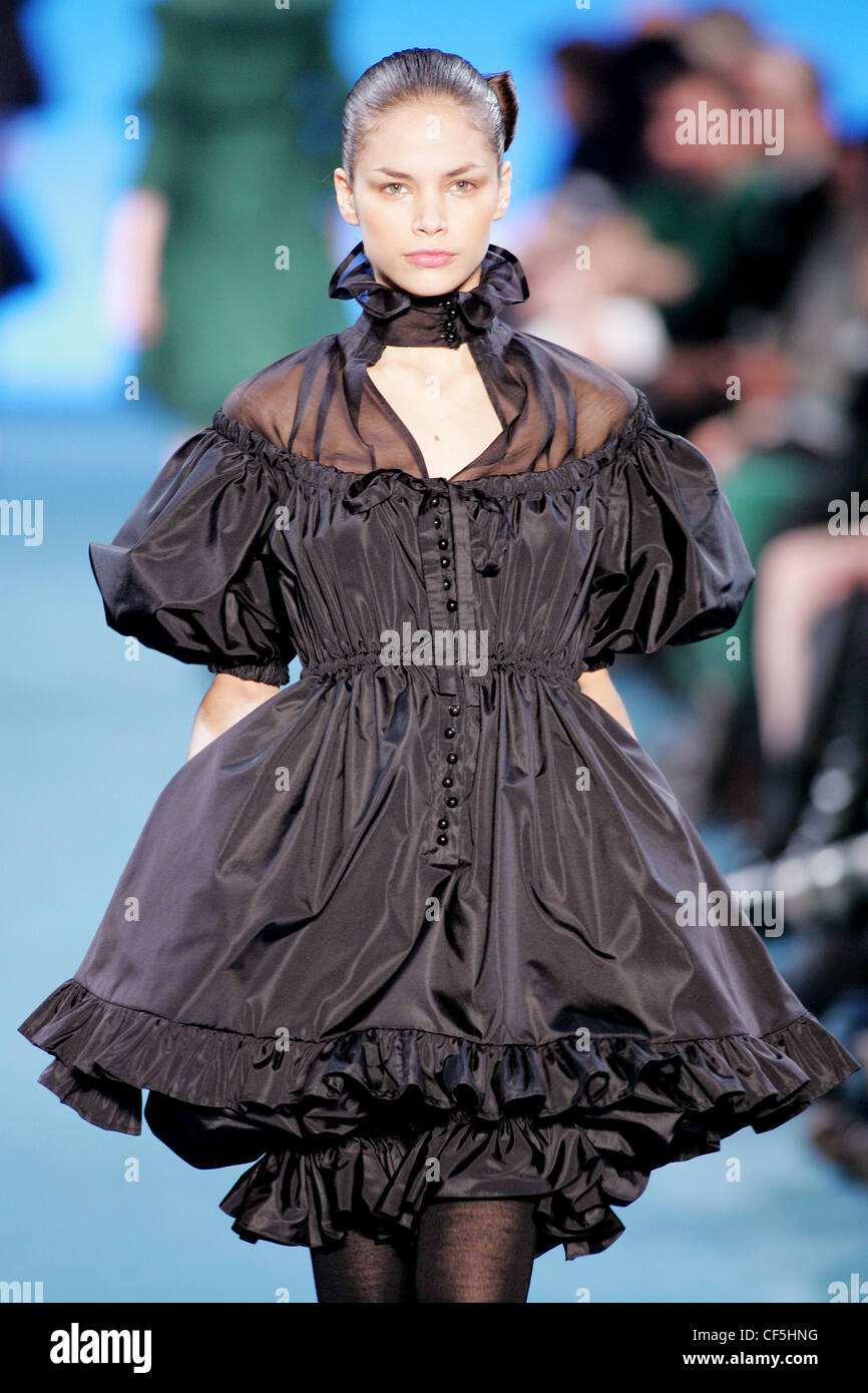 Di stile Spagnolo increspato nero abito con collo frilly e puffy manicotti Foto Stock