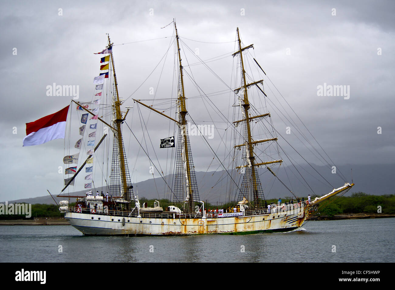 La nave alta della Marina Indonesiana, KRI Dewaruchi arriva alla base militare Pearl Harbor-Hickam, Hawaii il 29 febbraio 2012, per una breve visita al porto mentre si perviene sulla terraferma degli Stati Uniti. Dewaruci ha iniziato la sua crociera da Surabaya, Giava Est, Indonesia il 14 gennaio, come parte dell'operazione Internazionale Sail (OpSail) 2012 per commemorare il bicentenario della guerra del 1812. Foto Stock