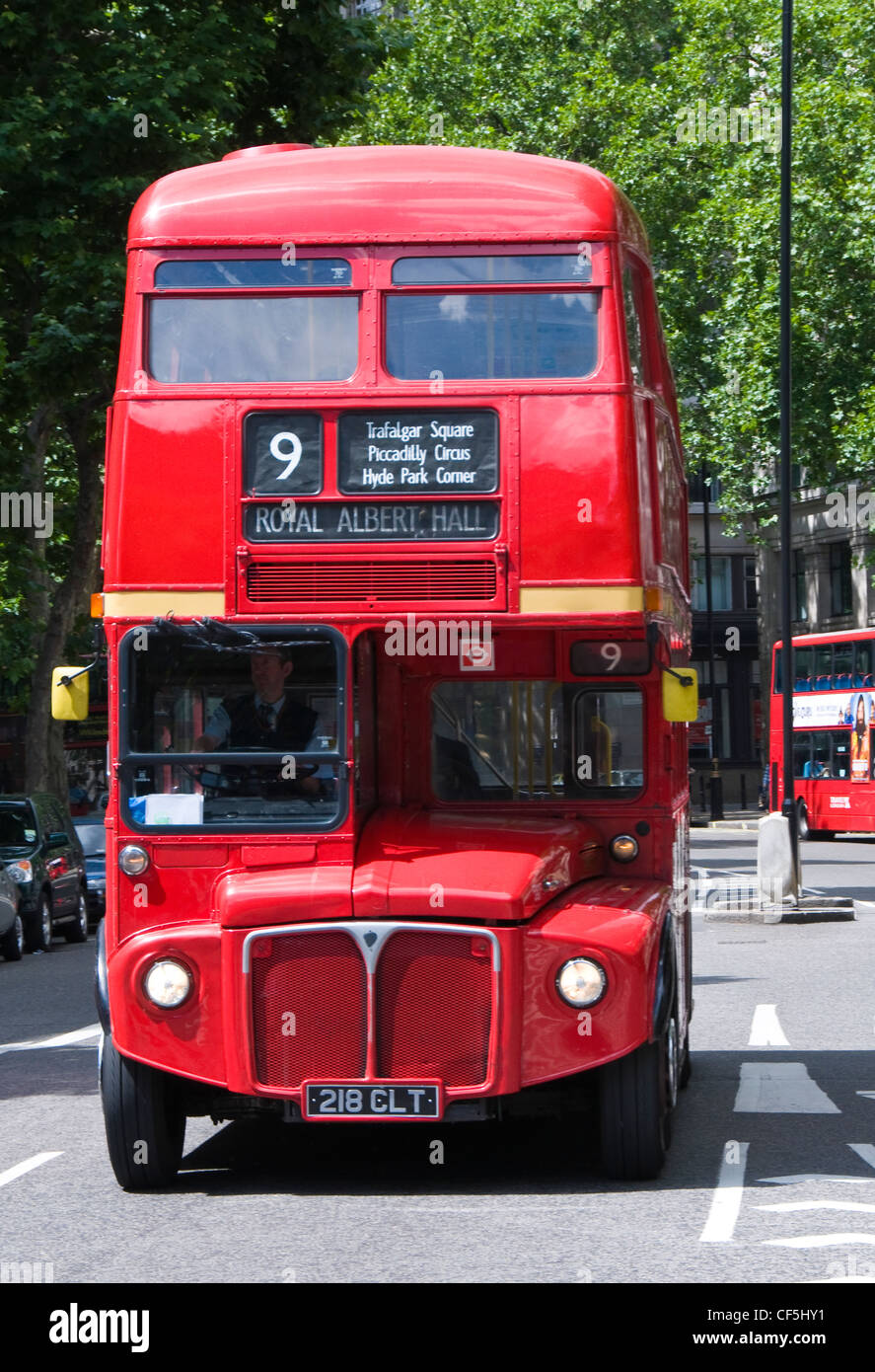 La parte anteriore di un tradizionale bus rosso a due piani a Londra. Foto Stock