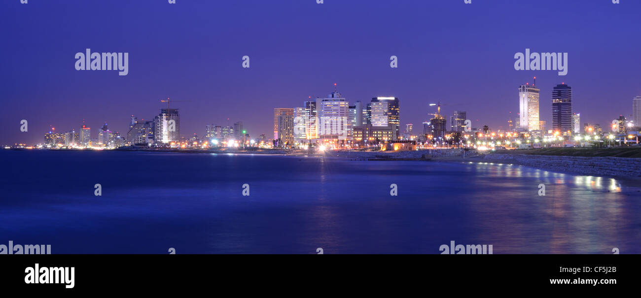Skyline di Tel Aviv, Israele lungo la costa mediterranea. Foto Stock