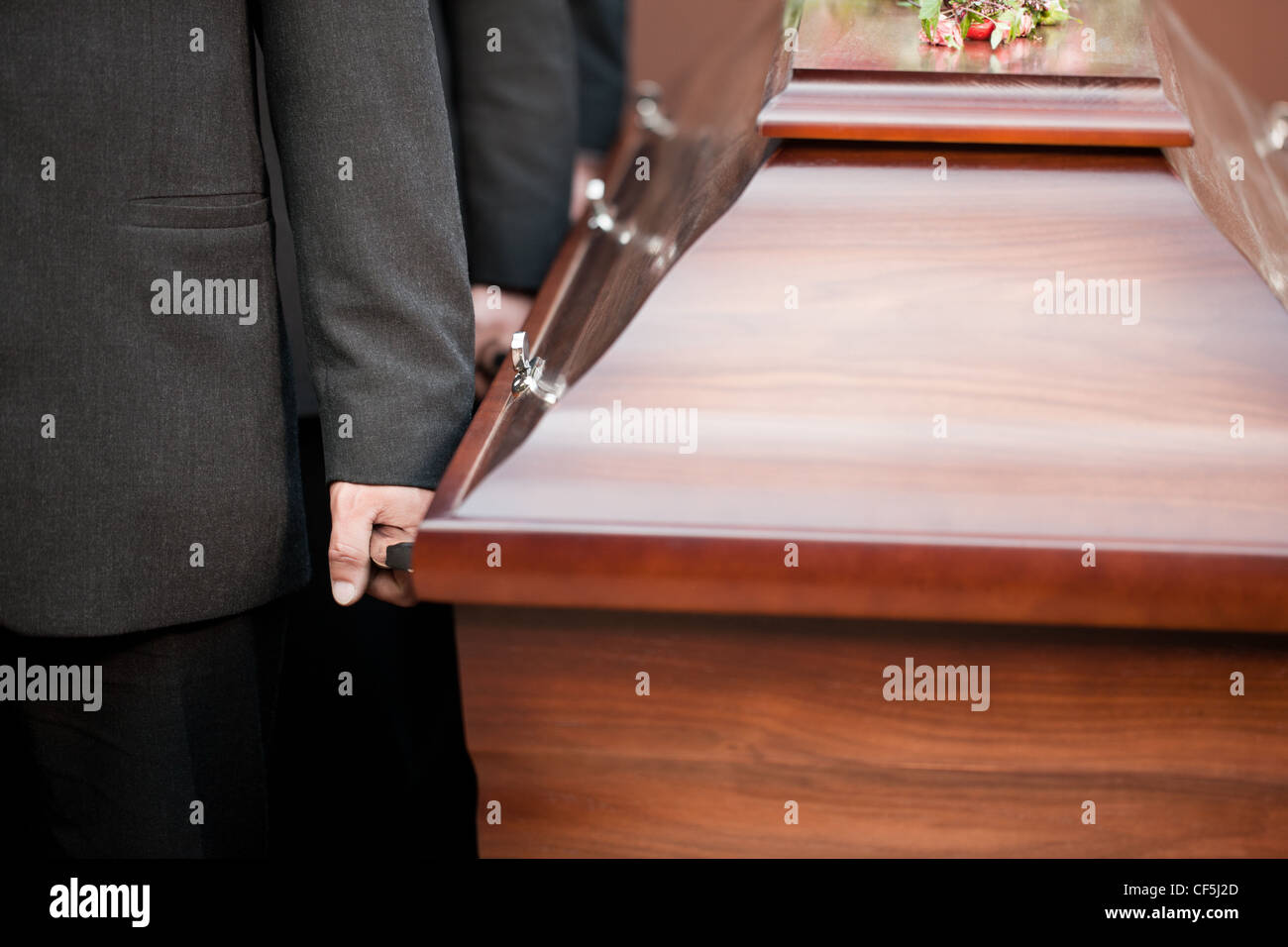 La religione, la morte e il dolor - bara portatore che trasportano scrigno al funerale al Cimitero Foto Stock