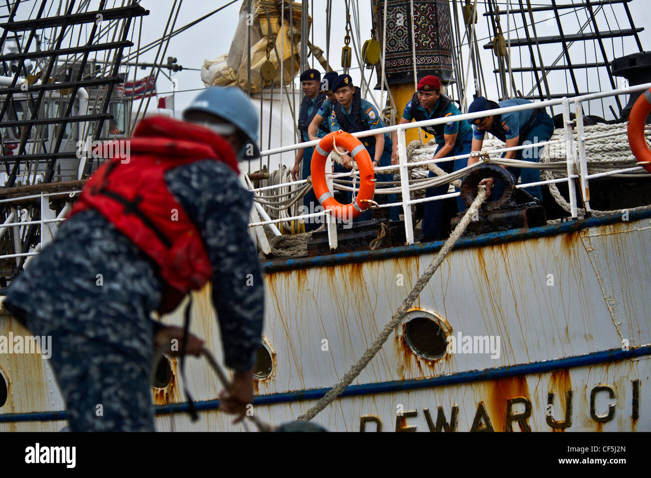 Il 29 febbraio 2012, il Boatswain Mate della Marina militare statunitense aiuta a legare una linea della nave alta della Marina Indonesiana, KRI Dewaruci, quando arriva alla base militare Pearl Harbor-Hickam, Hawaii. Dewaruci ha iniziato la sua crociera da Surabaya, Giava Est, Indonesia il 14 gennaio, come parte dell'operazione Internazionale Sail (OpSail) 2012 per commemorare il bicentenario della guerra del 1812. Foto Stock