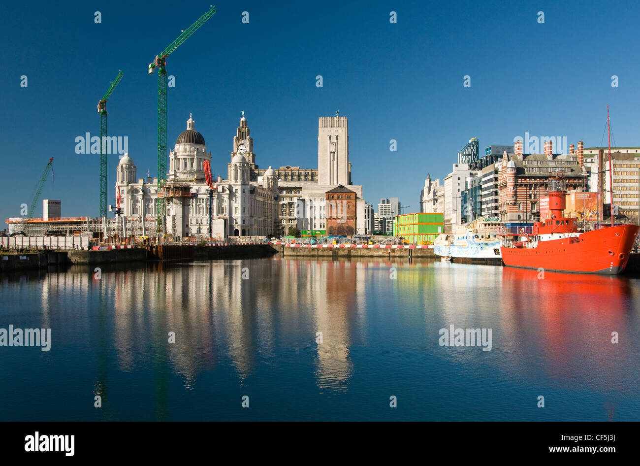 Albert Docks e waterfront con il Royal Liver Building in distanza. Foto Stock