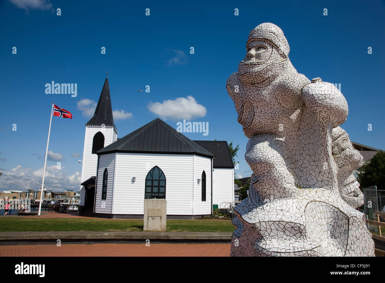Scott dell'Antartico memorial davanti la chiesa norvegese, la Baia di Cardiff, Cardiff, Galles Foto Stock