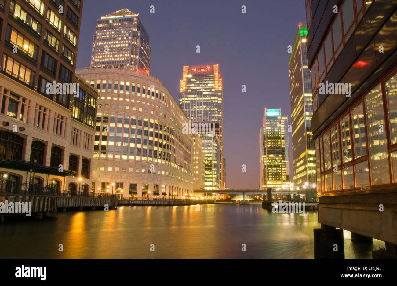 Tramonto a Canary Wharf il quartiere finanziario di Londra. Foto Stock