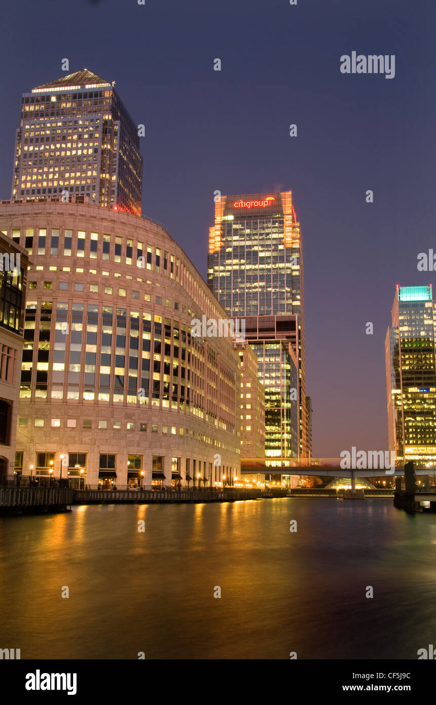Tramonto a Canary Wharf il quartiere finanziario di Londra. Foto Stock