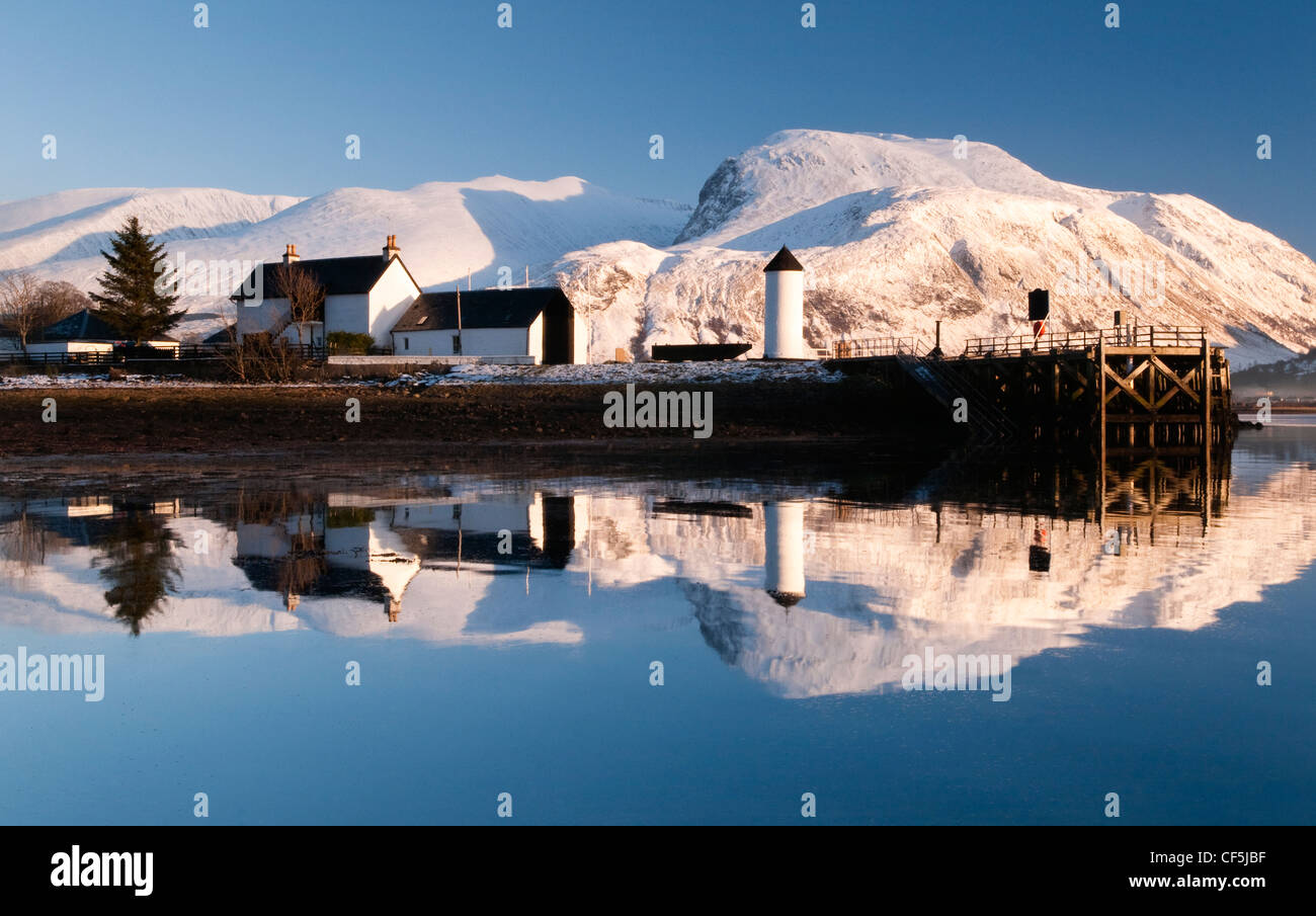 Faro di Corpach sul Loch Eil con il Ben Nevis e Fort William in background. Foto Stock