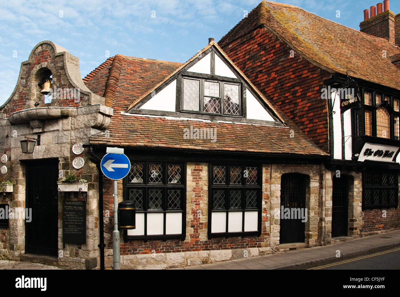 La Old Bell Inn, costruito nel 1390, uno dei cinque edifici più antichi di segale. Foto Stock