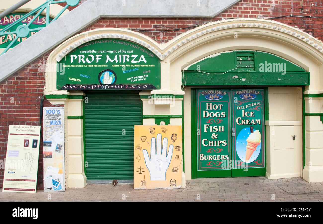 Un palmist e fast food ristorante sul lungomare. Foto Stock