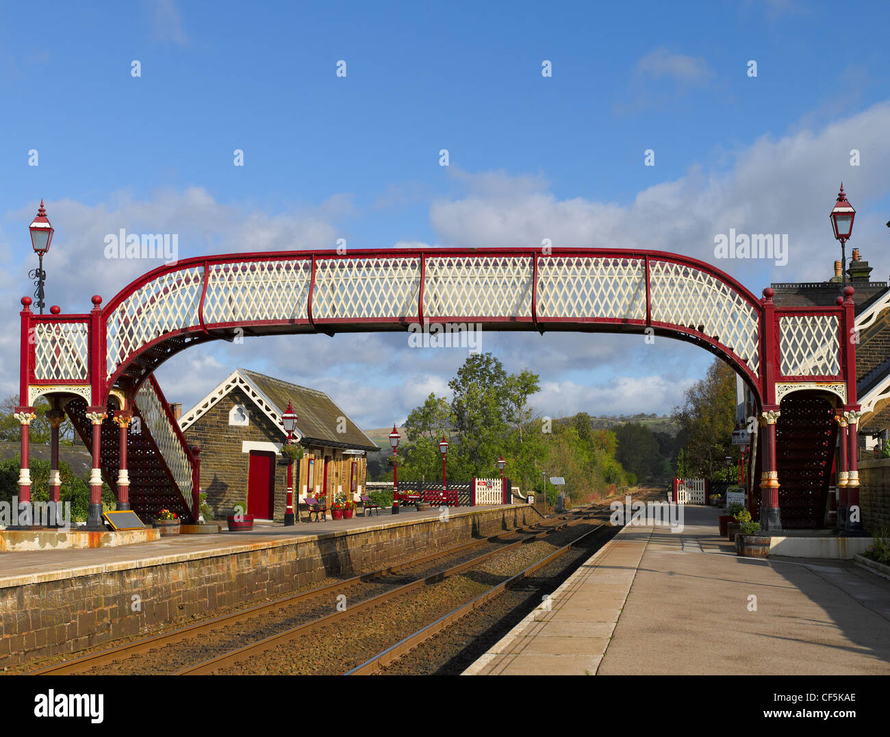 Il Footbridge attraverso i binari ferroviari alla stazione di stabilirsi in Ribblesdale sulla linea Settle-Carlisle. Foto Stock