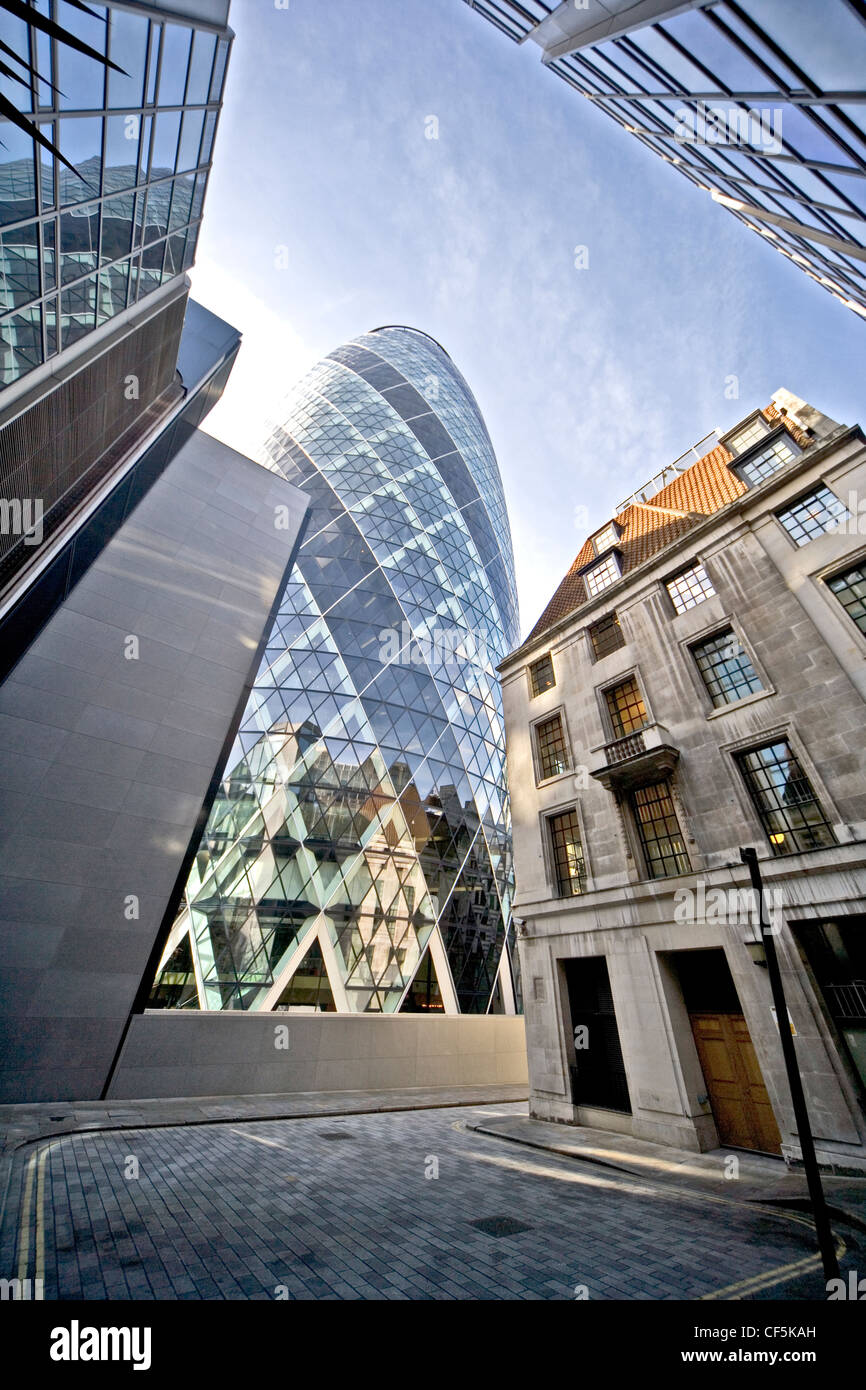 Vista di 30 St Mary Axe edificio. Infamously noto come 'il Gherkin' a causa della sua 3D di forma ovale, è uno dei primi punti di riferimento a Foto Stock