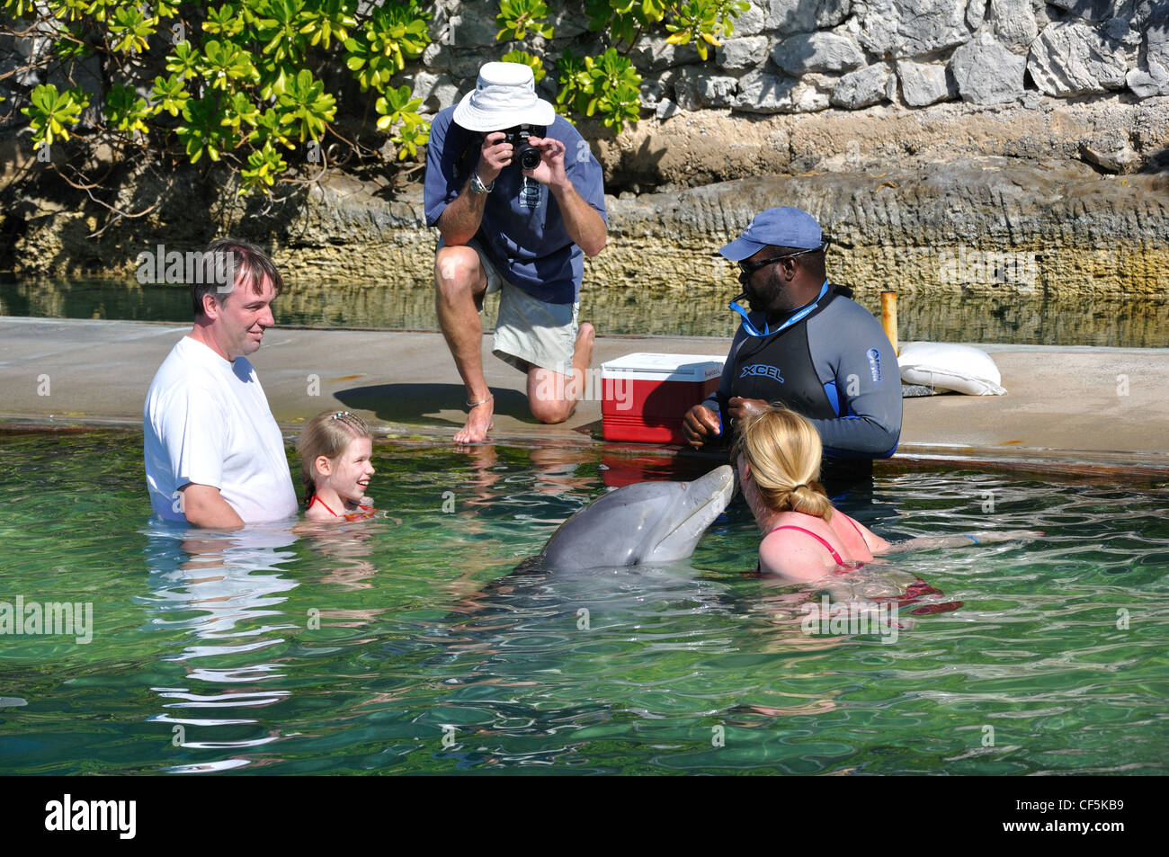 UNEXSO Dolphin incontro ravvicinato, Bahamas - donna è baciato da un delfino Foto Stock
