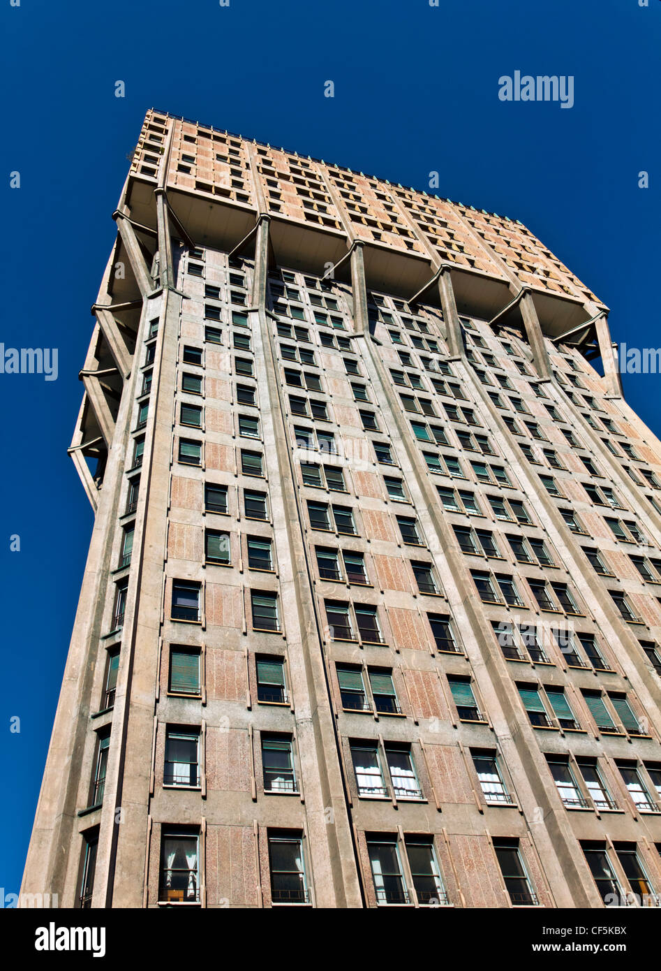 La Torre Velasca, Torre Velasca, designied da BBPR partenariato architettonica negli anni cinquanta a, Milano, Lombardia, Italia Foto Stock