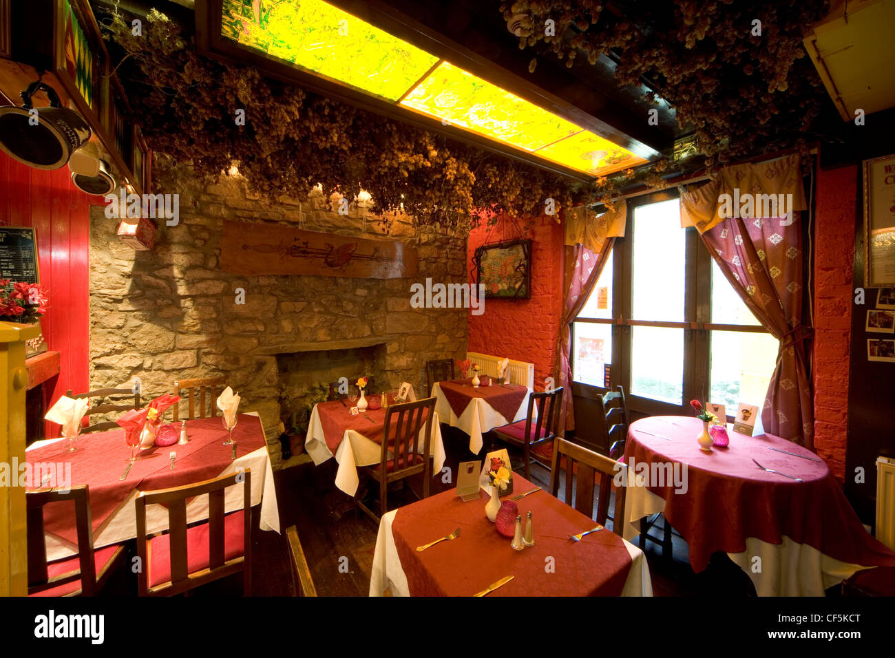 Vista interna del tradizionale ristorante gallese Bwyty Ogof Y Ddraig. Il ristorante ha un tema gallese e presenta decor celtica th Foto Stock