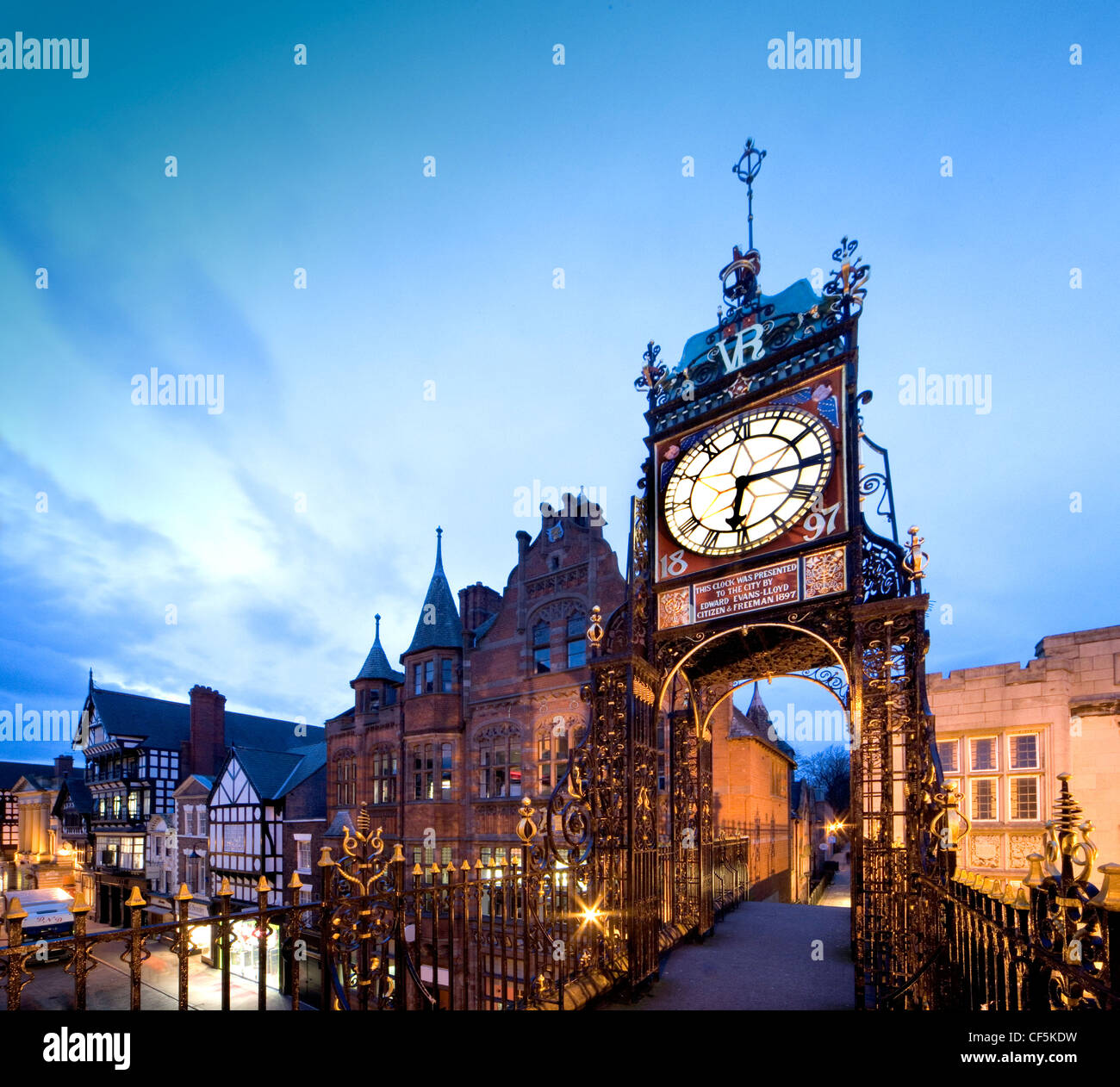 Una vista dell'Eastgate Clock in Chester. L'orologio fu costruito per commemorare la Regina Victoria Diamante del Giubileo del 1897, tuttavia esso Foto Stock