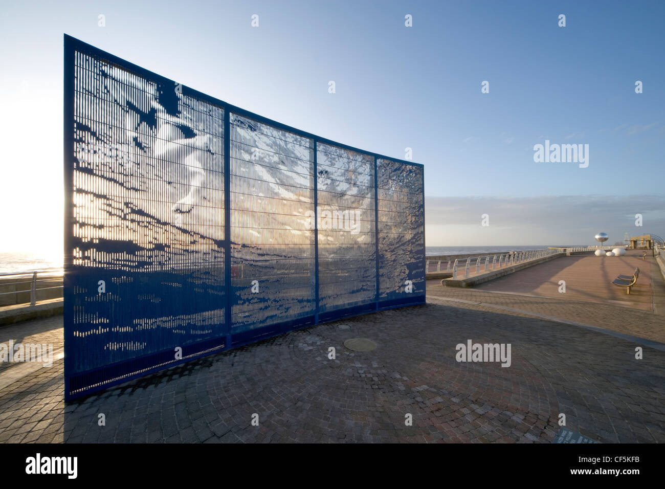 Commissionati lavori d'arte 'Acqua ali' da Bruce Williams situato sulla Promenade di Blackpool. L'immagine fotografica di un nuoto Foto Stock