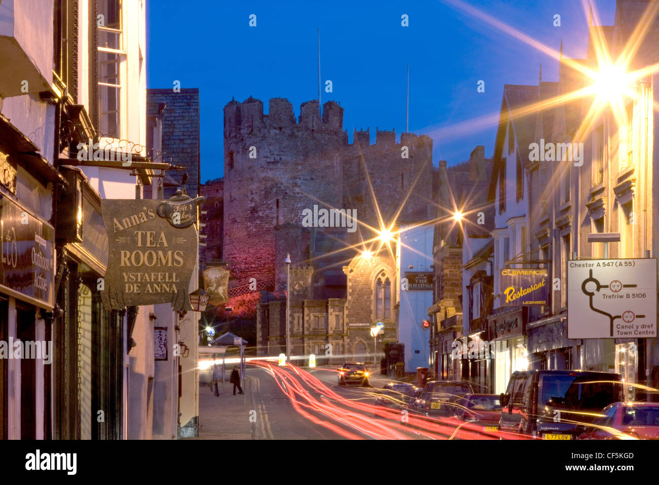 Una vista di Conwy Castle attraverso una strada al tramonto. Il castello è stato una parte importante del re Edward Ho il piano d che circonda il Galles ho Foto Stock