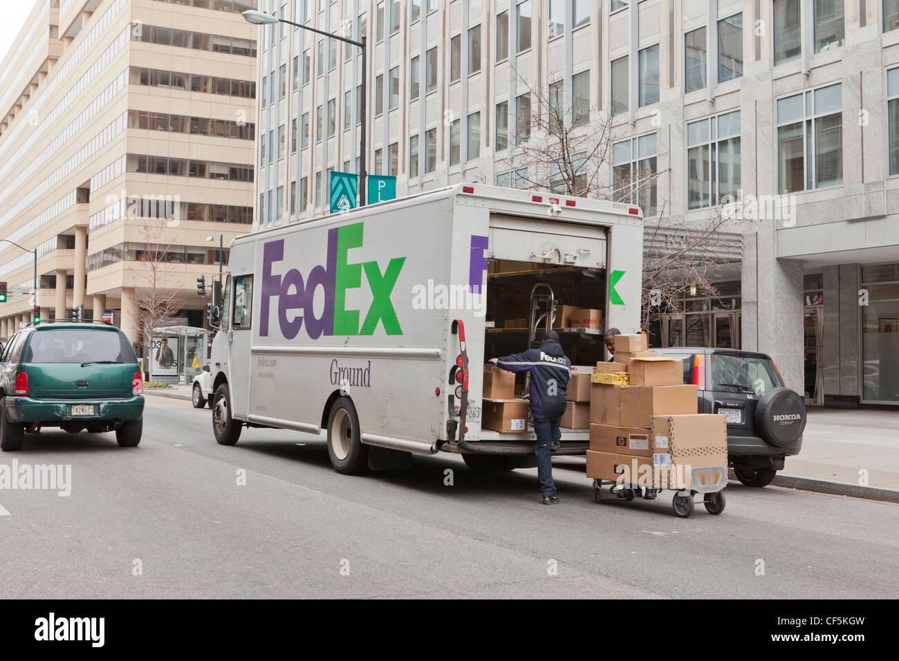 FedEx carrello parcheggiato all'esterno dell edificio per uffici - Washington DC, Stati Uniti d'America Foto Stock
