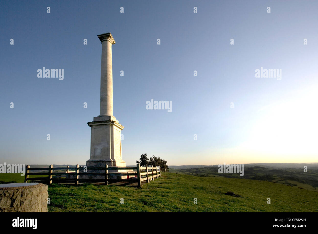 Una vista della città Hill e Montgomeryshire County War Memorial. Costruito da pietra di Portland il memorial è stato costruito nel 1923 ma è stata da Foto Stock