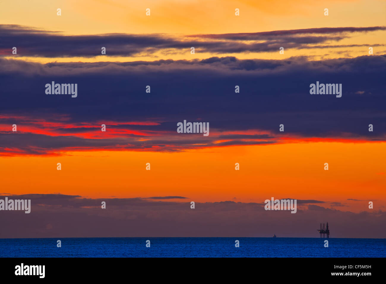 Maui piattaforma di gas al tramonto nel nord Taranaki Ansa, Taranaki, Costa Ovest, Mare di Tasman, Isola del nord, Nuova Zelanda Foto Stock