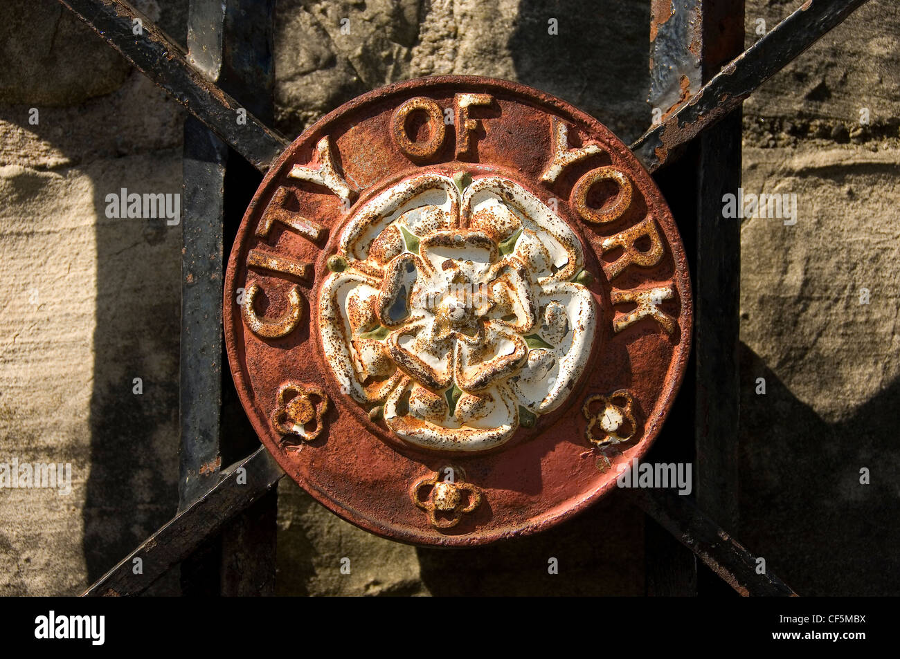 Rosa Bianca della città di York cresta su una porta sulle mura della città. Foto Stock