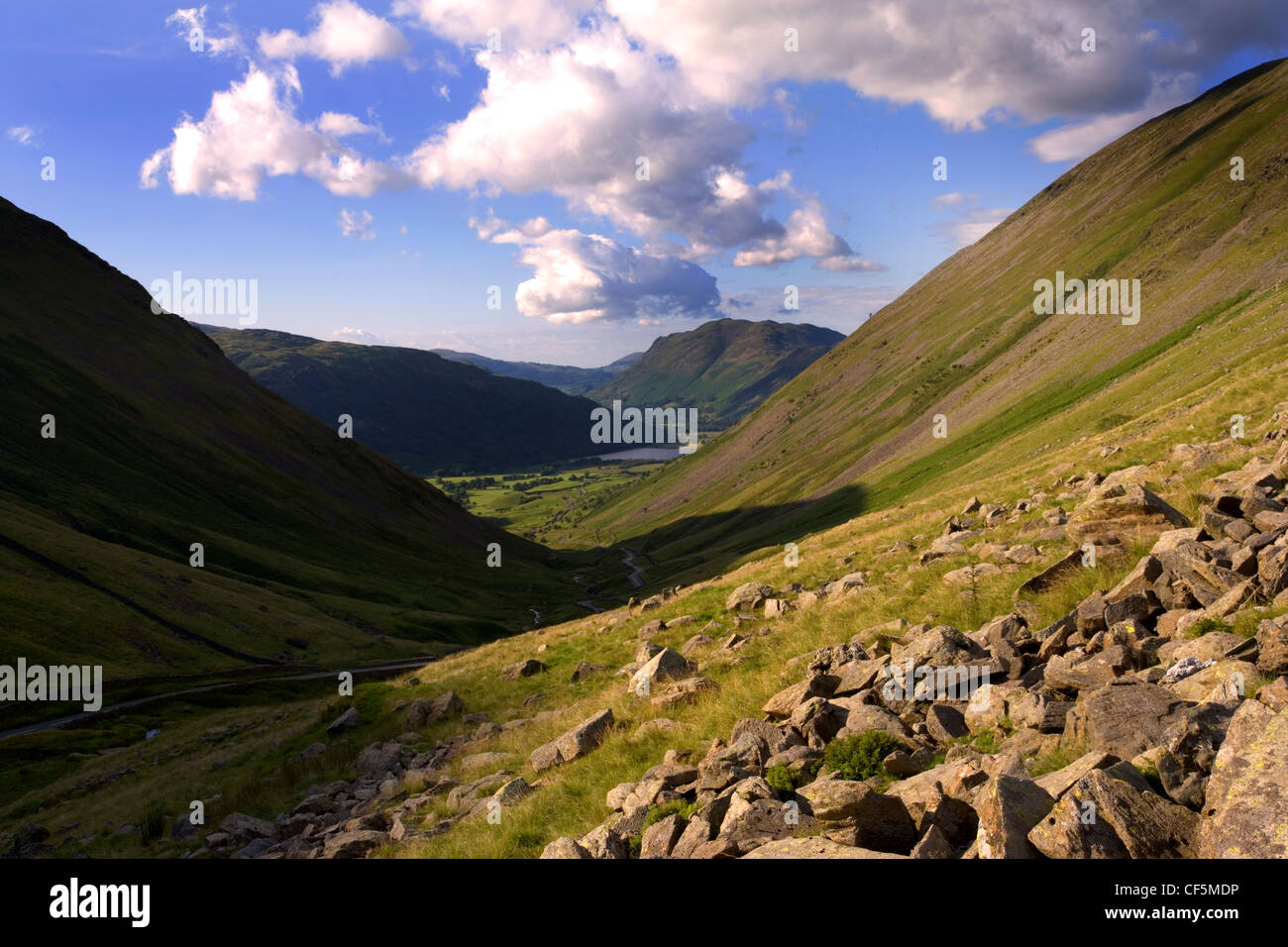La A592 guardando a nord verso i fratelli acqua nel Parco Nazionale del Distretto dei Laghi. Foto Stock