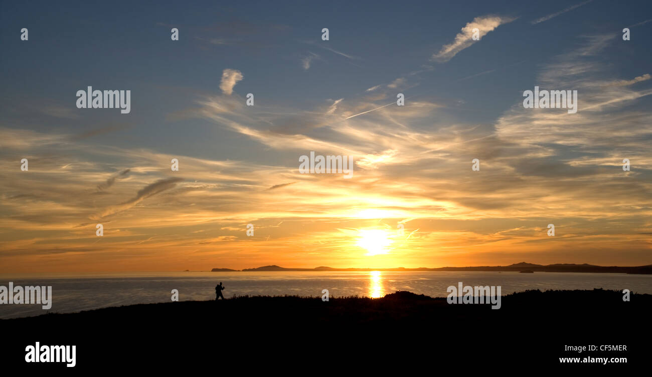 Tramonto su St Brides Bay su Il Pembrokeshire Coast path. Foto Stock