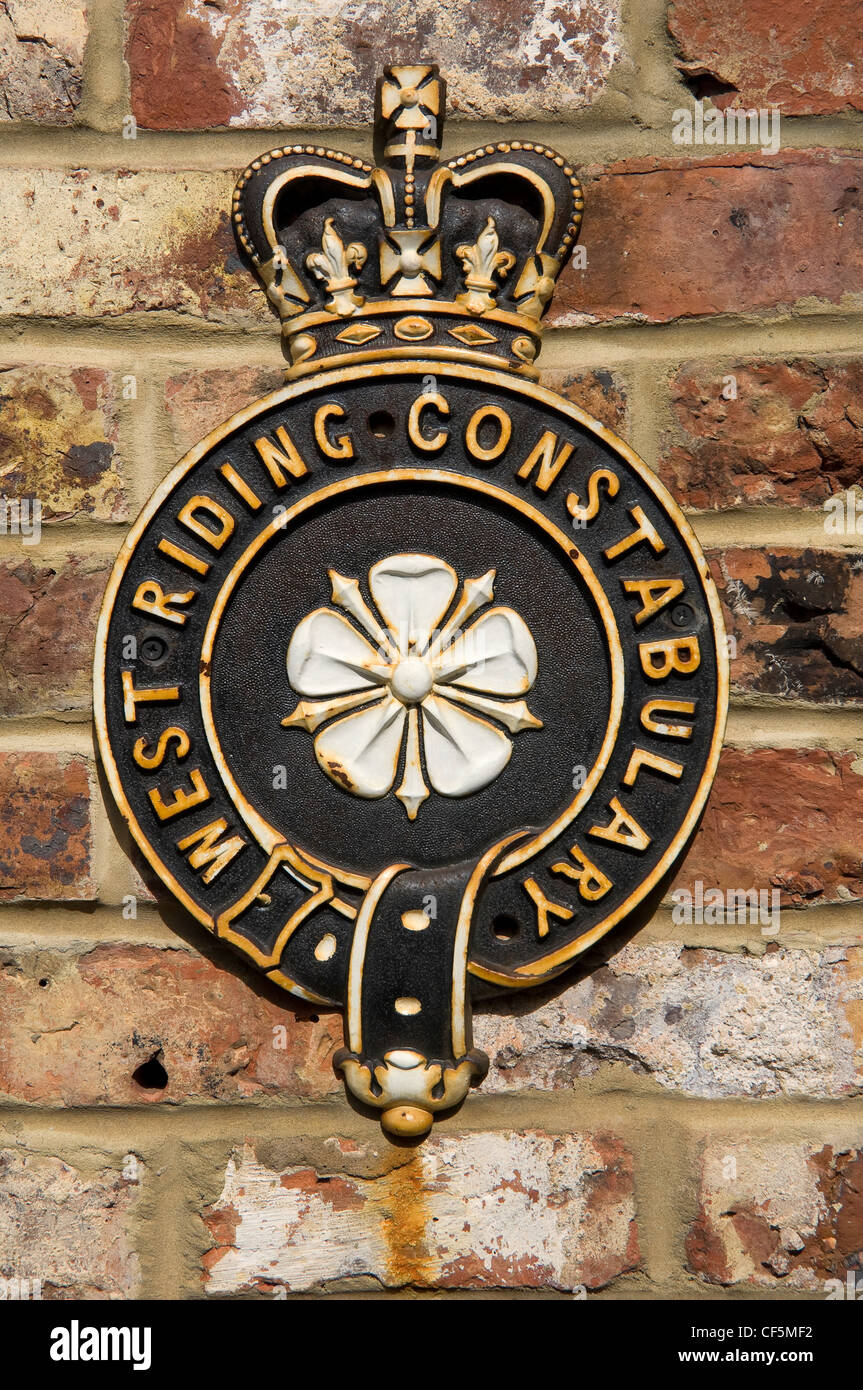 West Riding Constabulary stemma che era visualizzato sulla polizia Case e stazioni di piccole dimensioni fino a 1968, ora all'ingresso Foto Stock