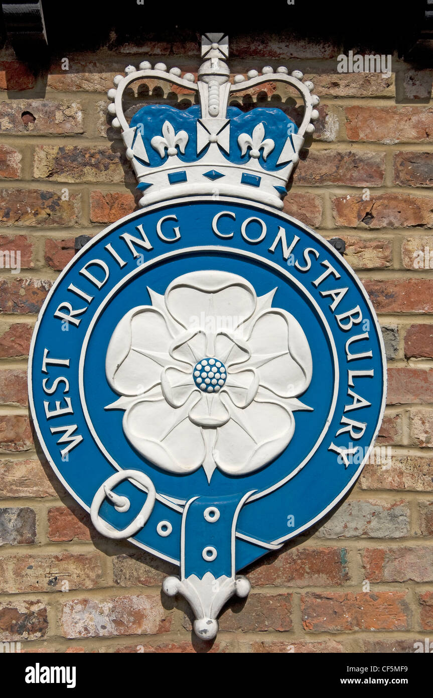 West Riding Constabulary stemma che era visualizzato al di fuori del Keighley stazione di polizia fino al 1968, ora all'ingresso Foto Stock